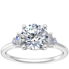 Anillo de compromiso de diamantes de tallas redonda y marquesa pequeños en platino (1/10 qt. total)